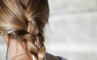 ¿Qué hace el café en el cabello?